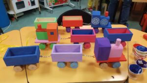 Trenini colorati fatti con il legno da bambini