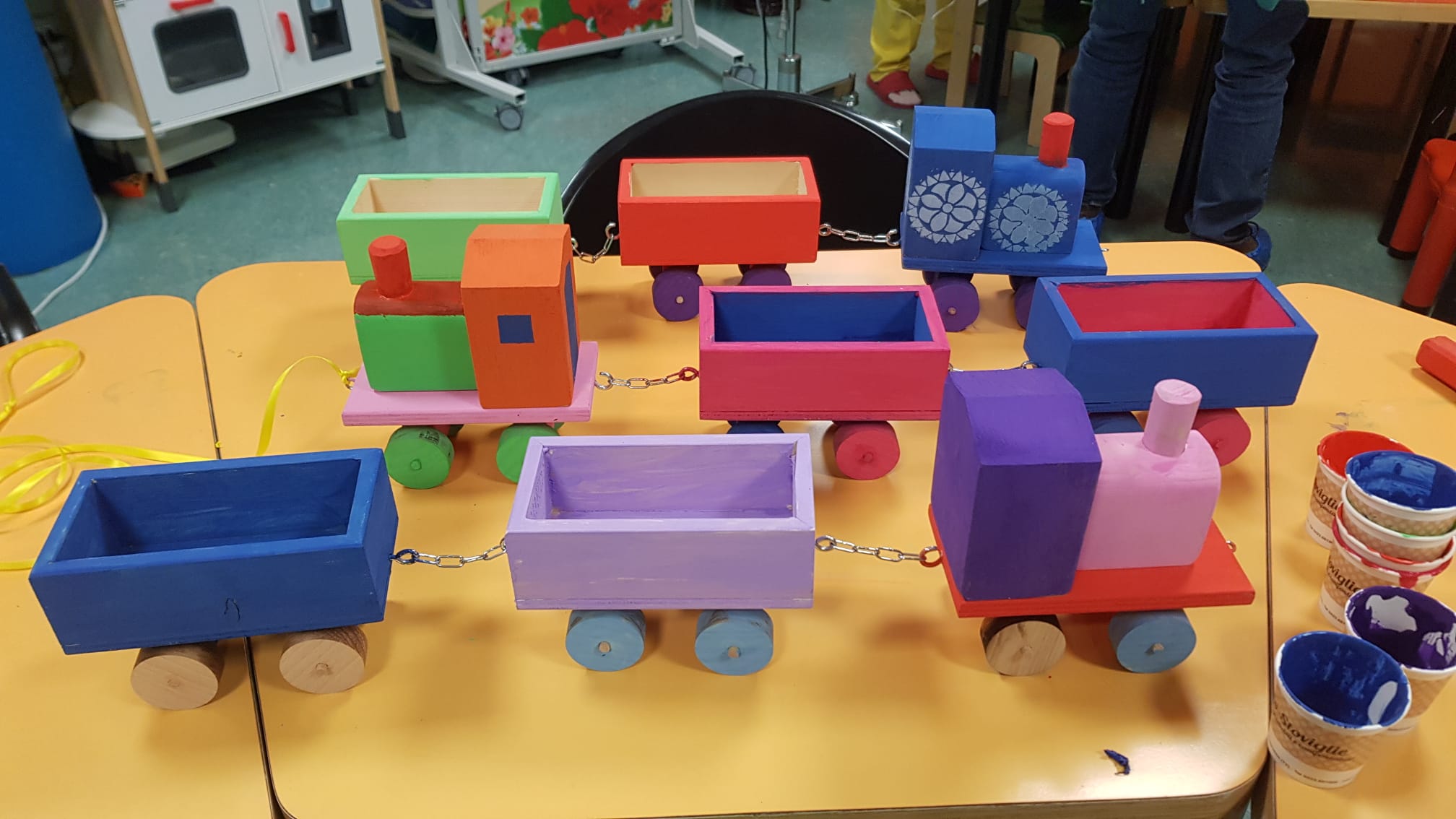 Trenini colorati fatti con il legno da bambini