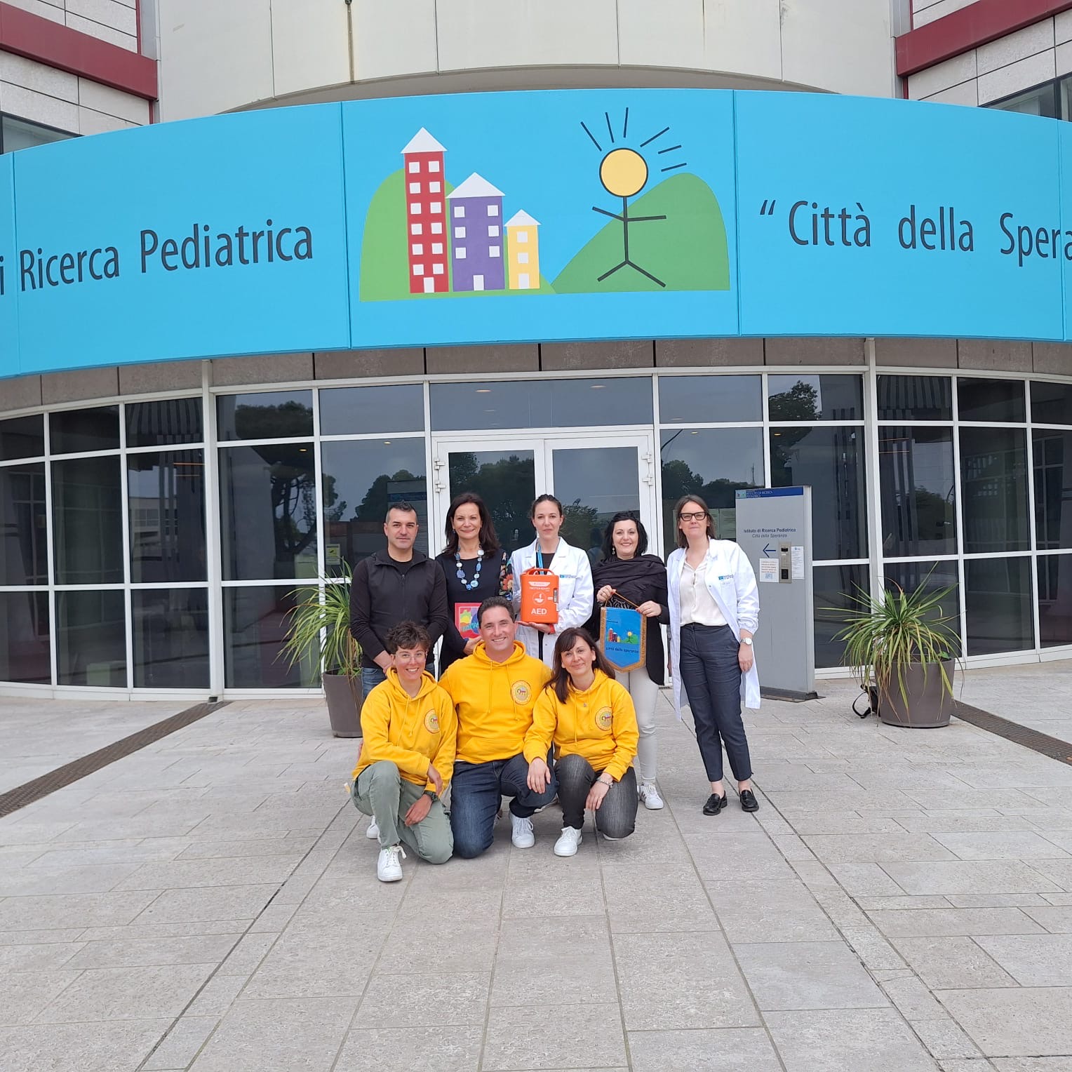 Matibellula e Il Cantante della Solidarietà donano un defibrillatore alla Città della Speranza