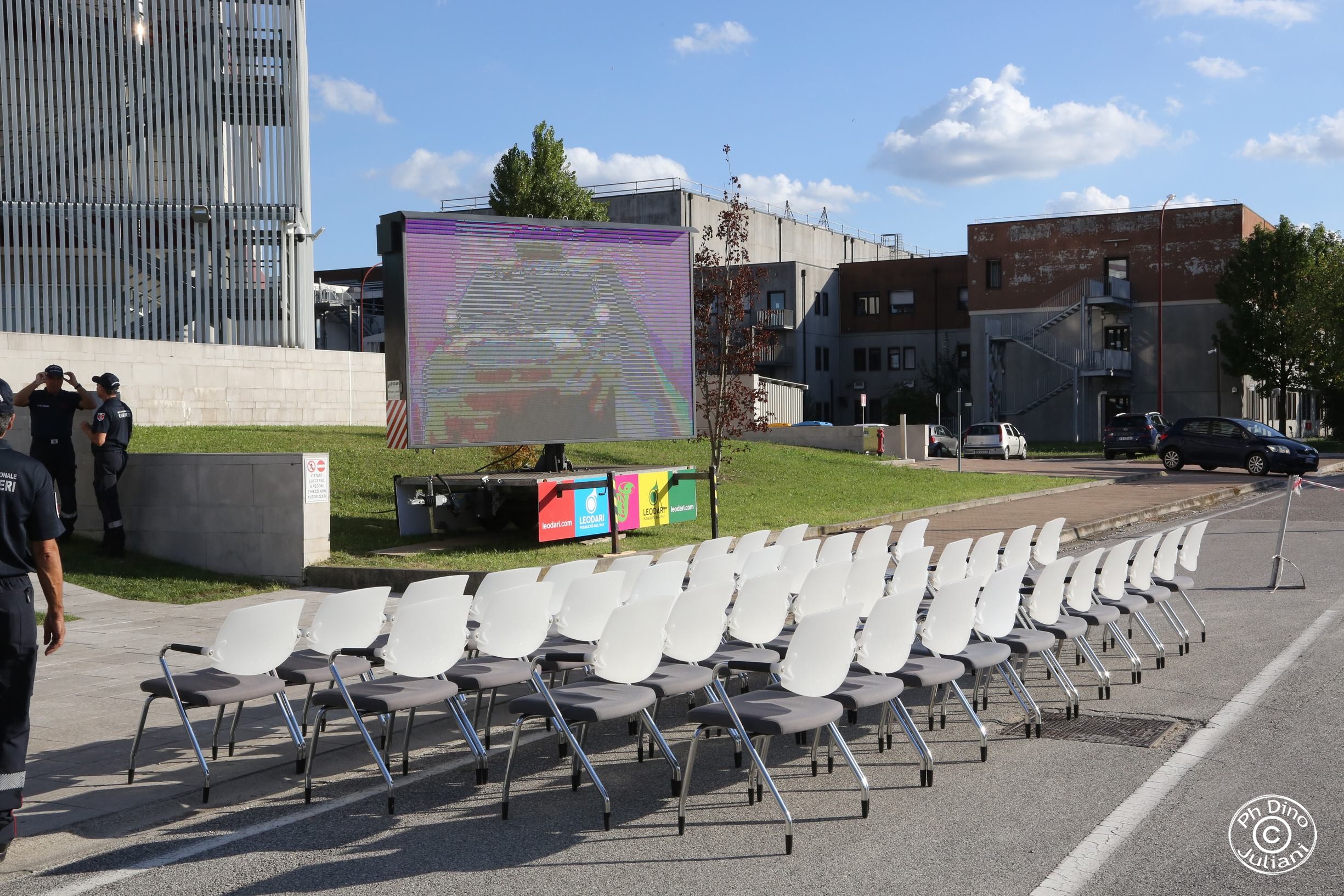sedie bianche divise su quattro file prima dell'evento alla sede di Città della Speranza