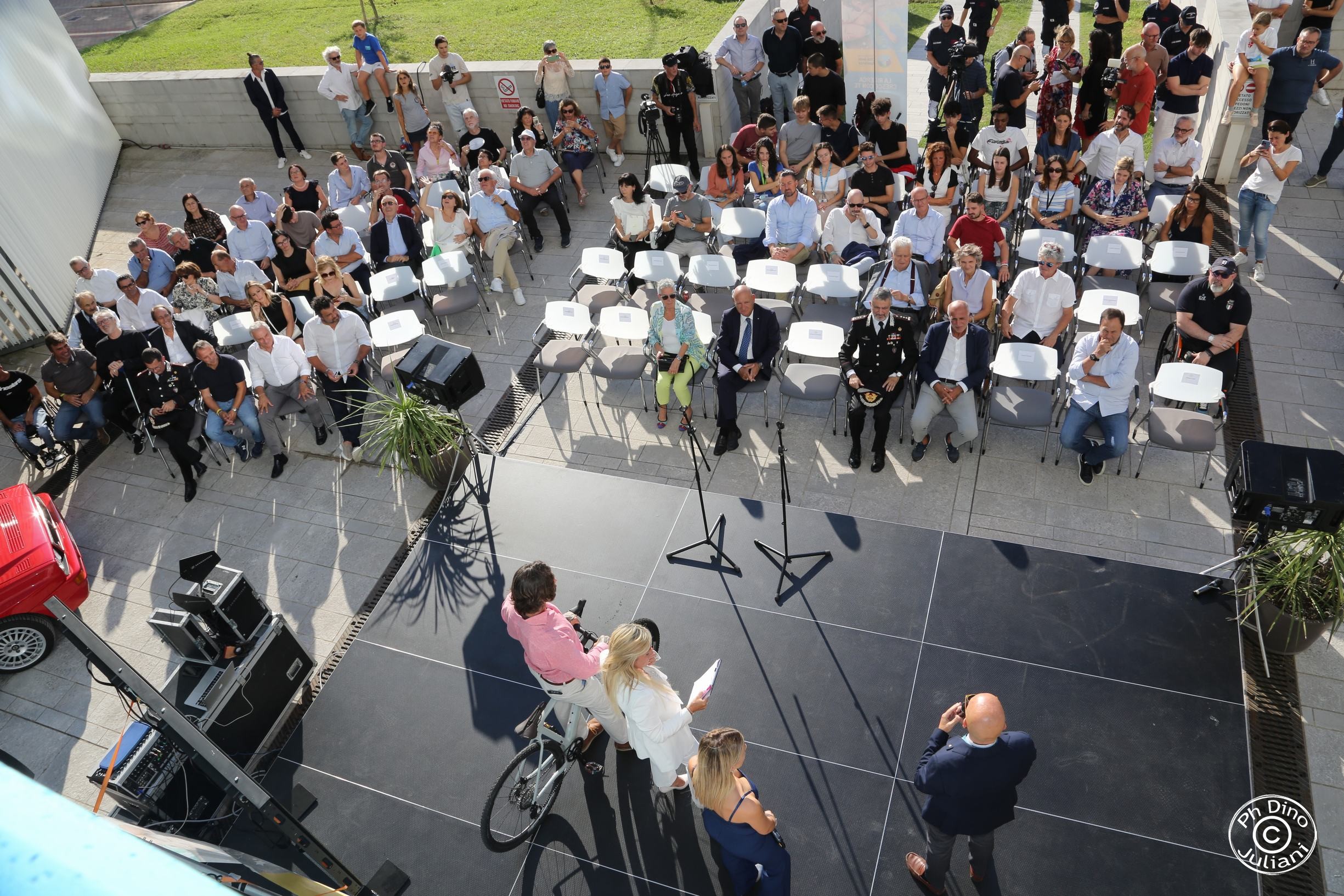 Veduta dall’alto di un evento pubblico all’esterno dell’Istituto di Ricerca Pediatrica “Città della Speranza”.