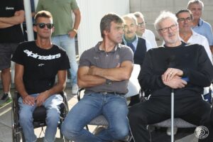 Prima fila gremita per un evento istituzionale all’aperto, tra presenza delle forze dell’ordine, autorità locali e ospiti. Un momento di ascolto condiviso, tra partecipazione civile e attenzione, sotto il sole estivo.