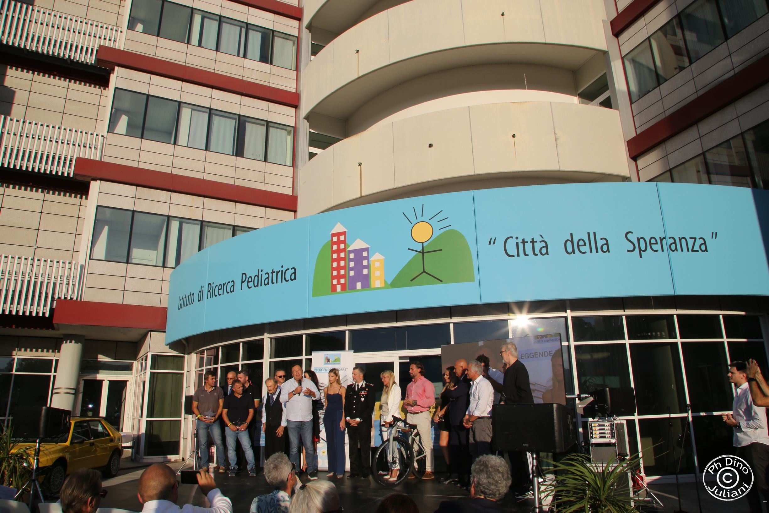 Palco davanti all'ingresso di Città della Speranza dove fanno la presentazione dell'evento Leggende in torre