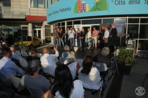 Palco davanti all'ingresso di Città della Speranza dove fanno la presentazione dell'evento Leggende in torre