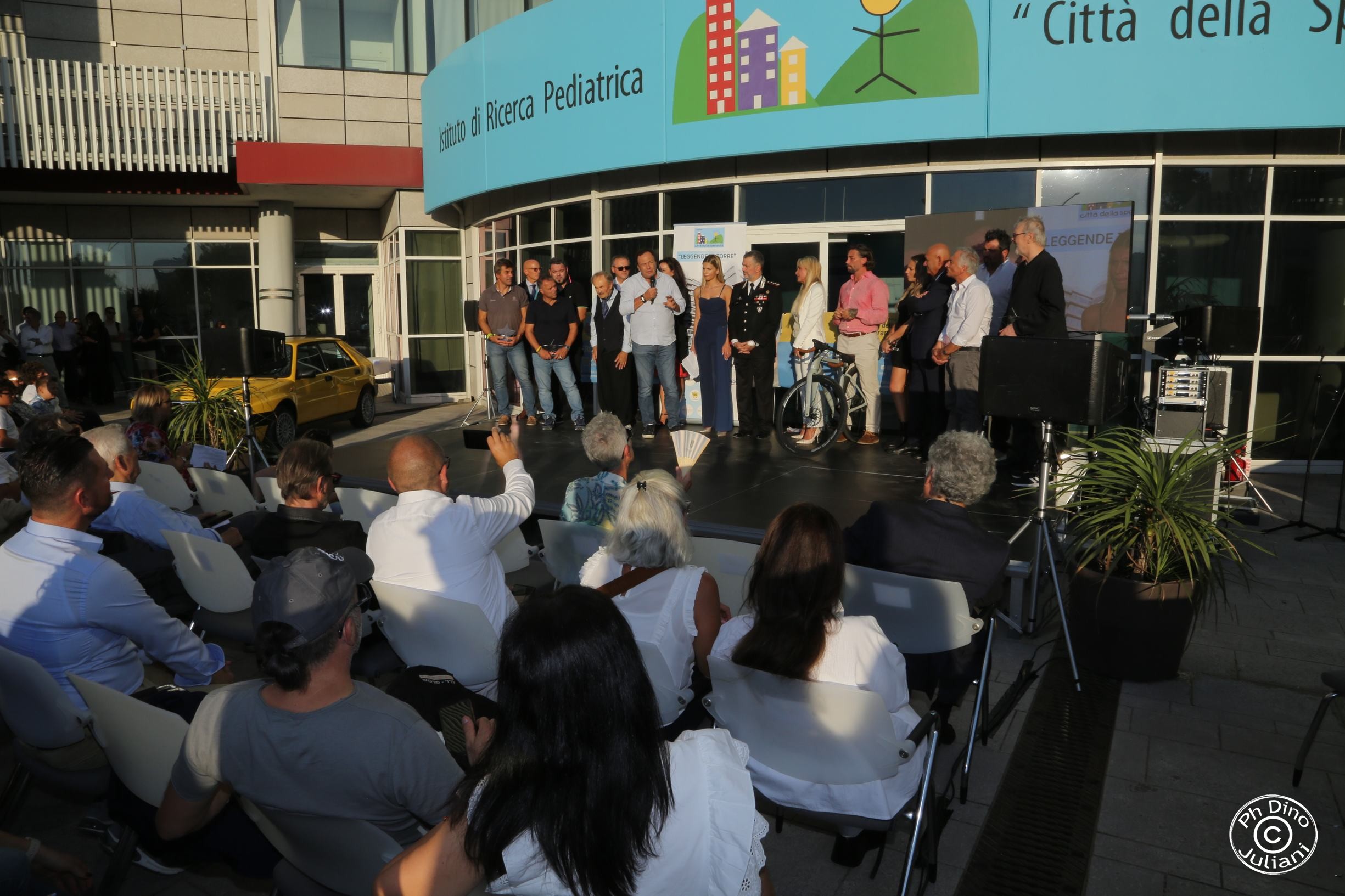 Palco davanti all'ingresso di Città della Speranza dove fanno la presentazione dell'evento Leggende in torre