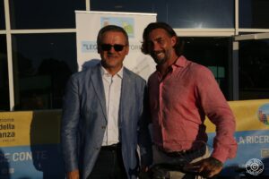 Vittorio Brumotti con premio in mano che ha condotto l'evento per la consegna del Premio Stella d’Oro 2024 indetto dall’Associazione Stella di Cuori con la Fondazione Città della Speranza