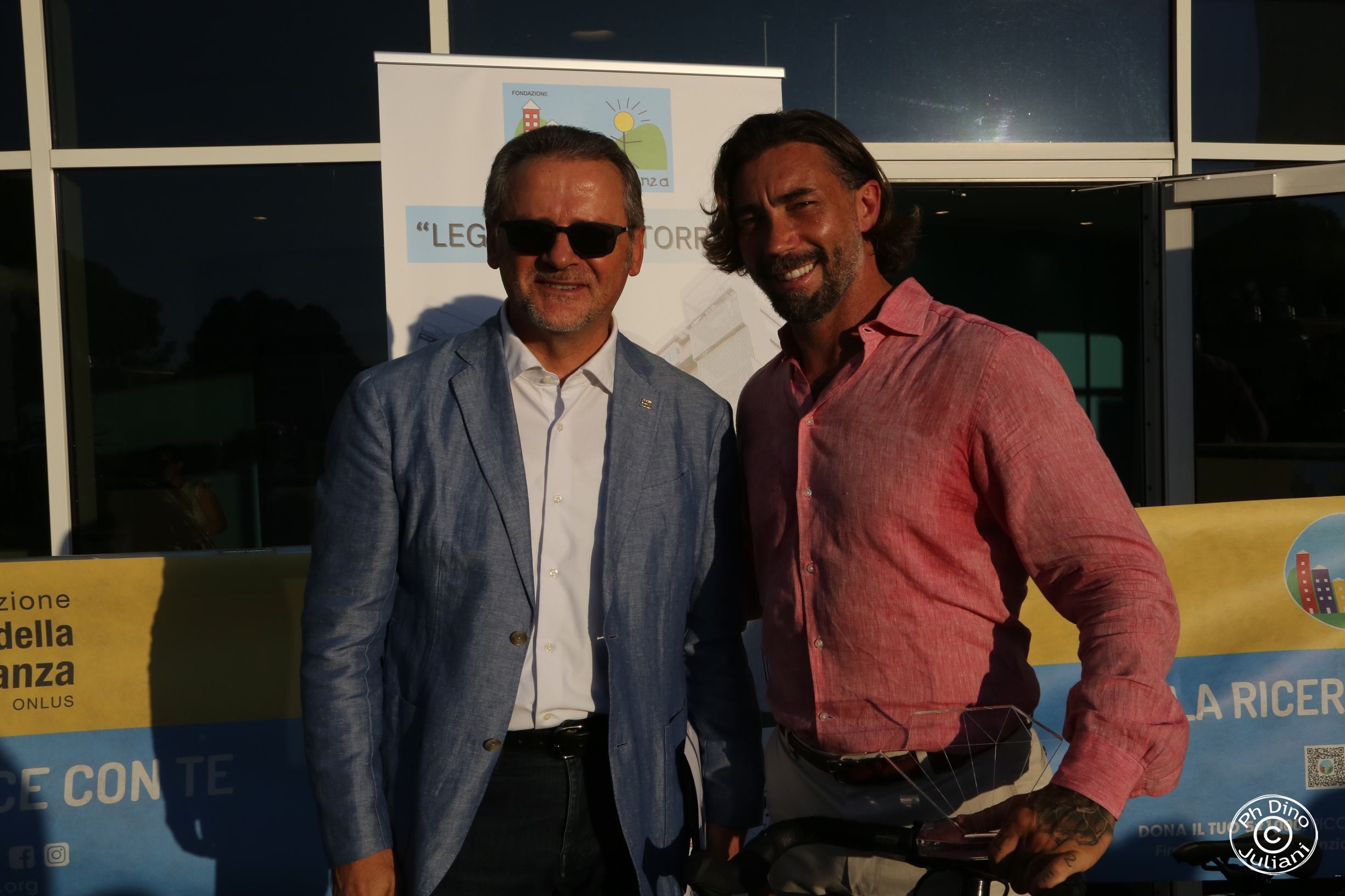 Vittorio Brumotti con premio in mano che ha condotto l'evento per la consegna del Premio Stella d’Oro 2024 indetto dall’Associazione Stella di Cuori con la Fondazione Città della Speranza
