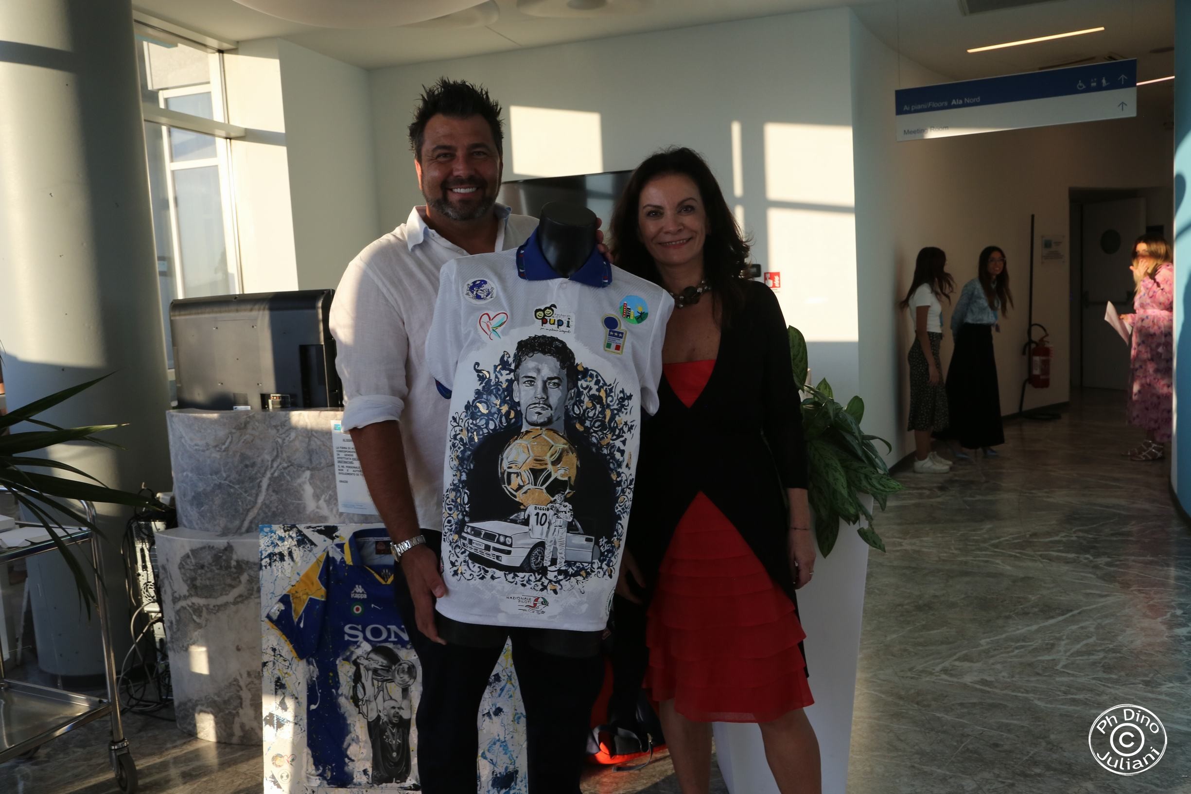 maglietta con un disegno di Roberto Baggio, un pallone di calcio e una macchina