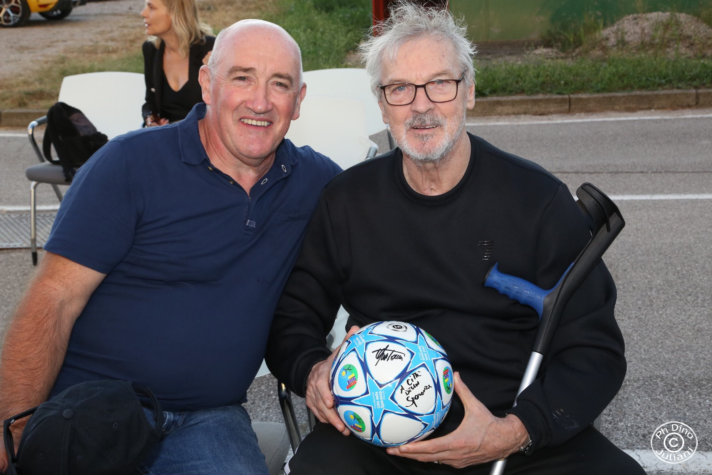 Stefano Tacconi con un pallone di calcio in mano con autografi