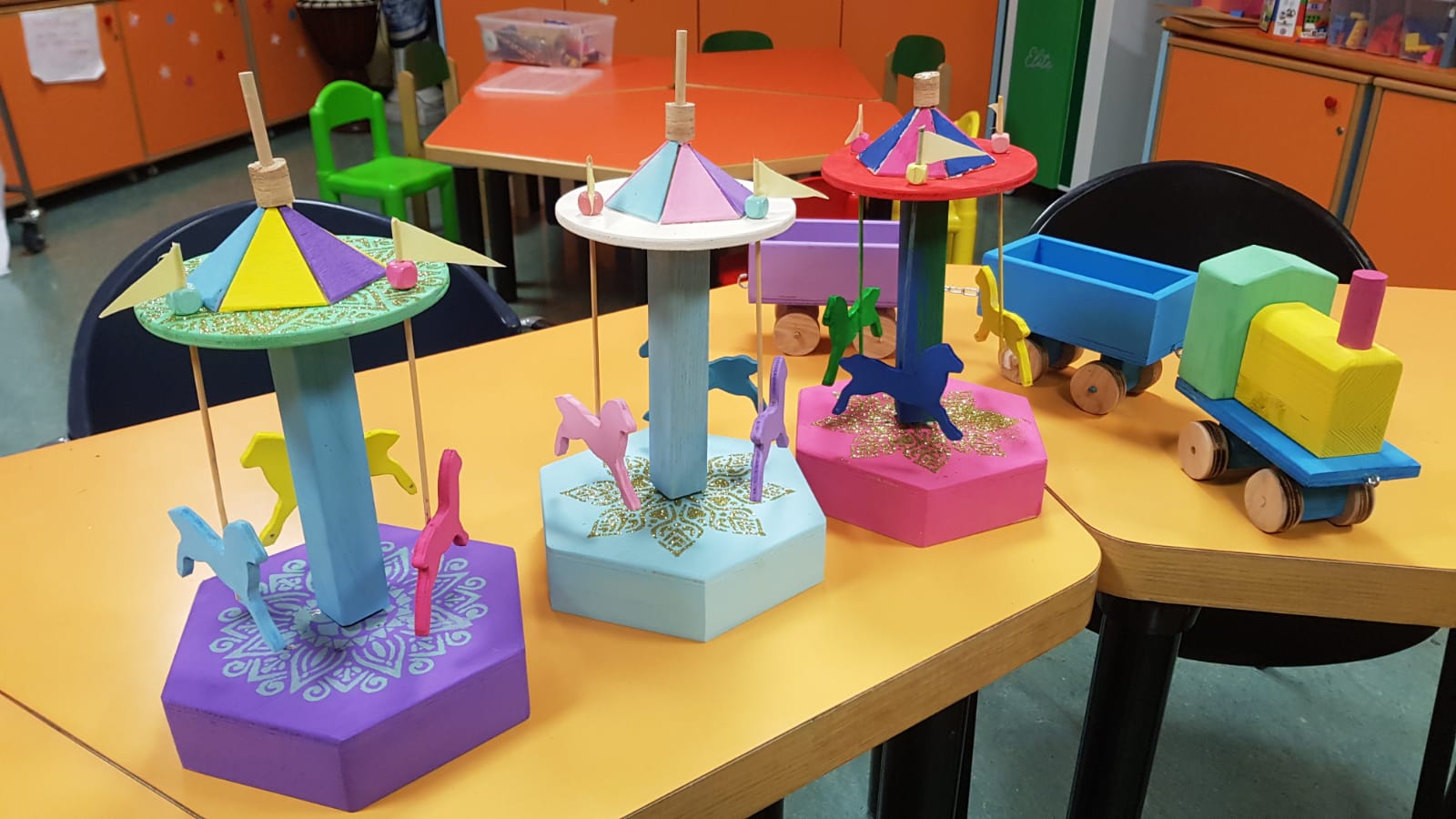 costruzioni di giochi in legno colorati fatti nel laboratorio creativo di Città della Speranza