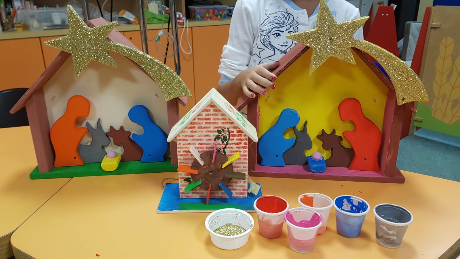 Alcuni costruzioni per natale fatti da bambini nel laboratorio creativo di Città della Speranza