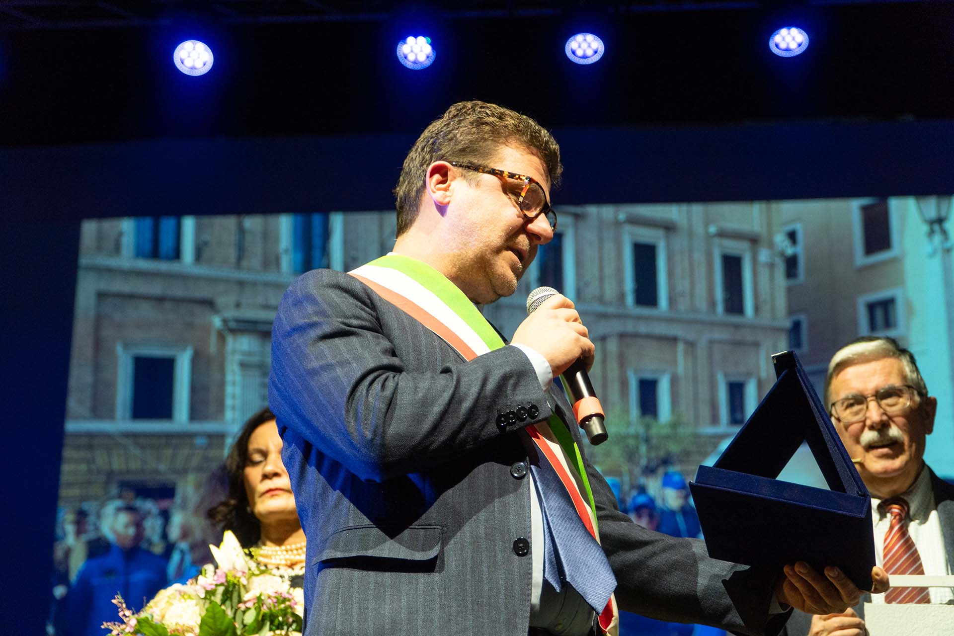 Vicesindaco di Padova Andrea Micalizzi di Padova che riceve un riconoscimento