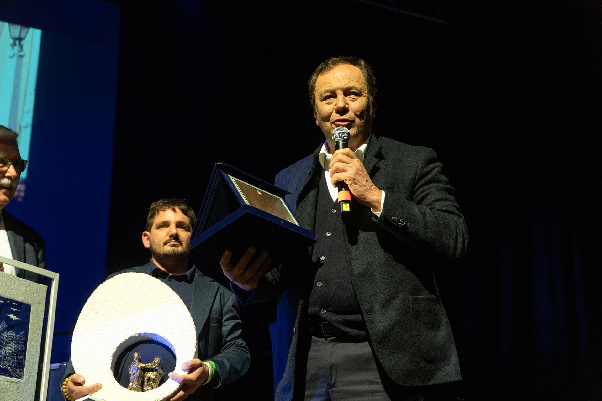 Fondatore Franco Masello sul palco che parla al pubblico