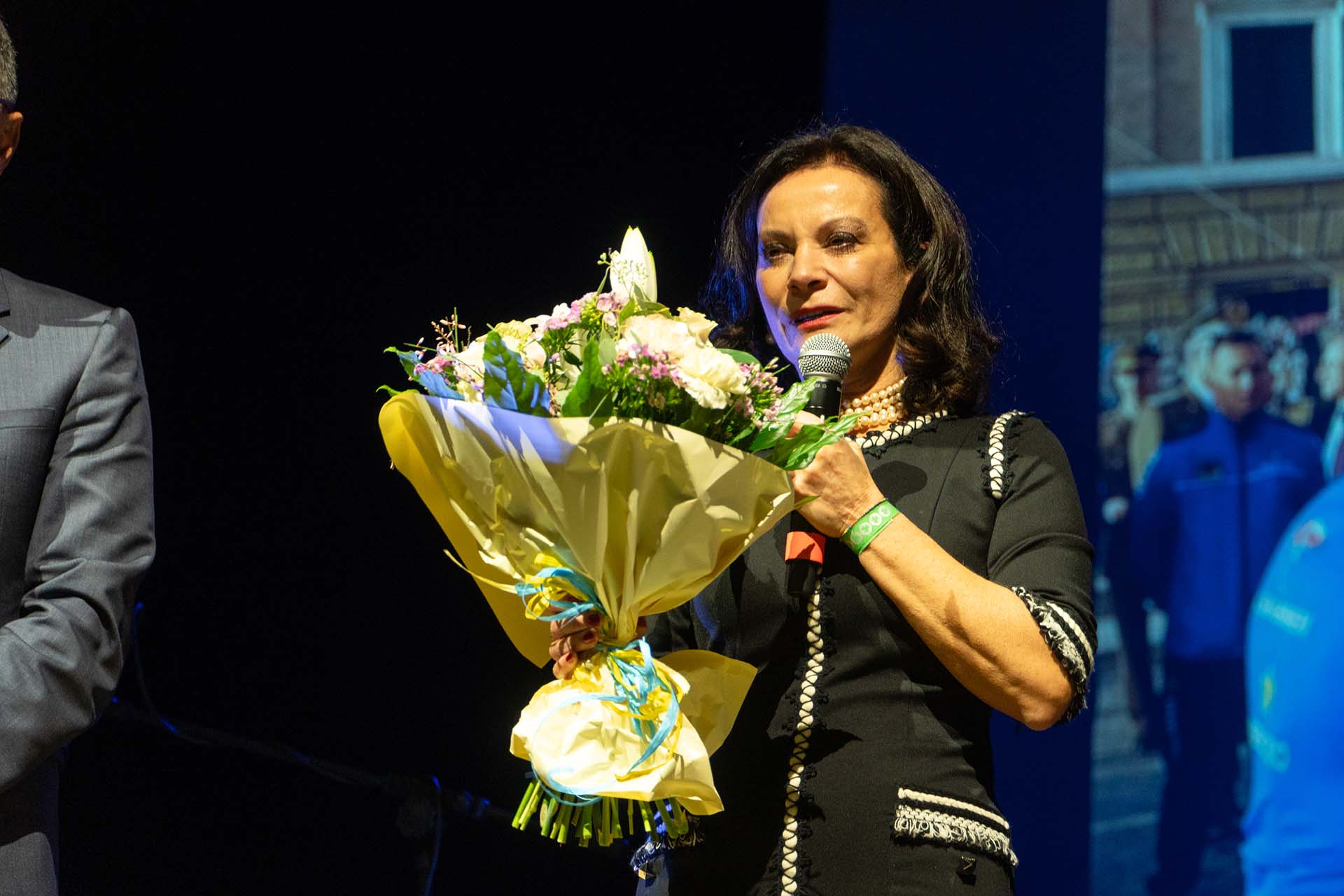 Stefania Fochesato con un mazzo di fiori in mano