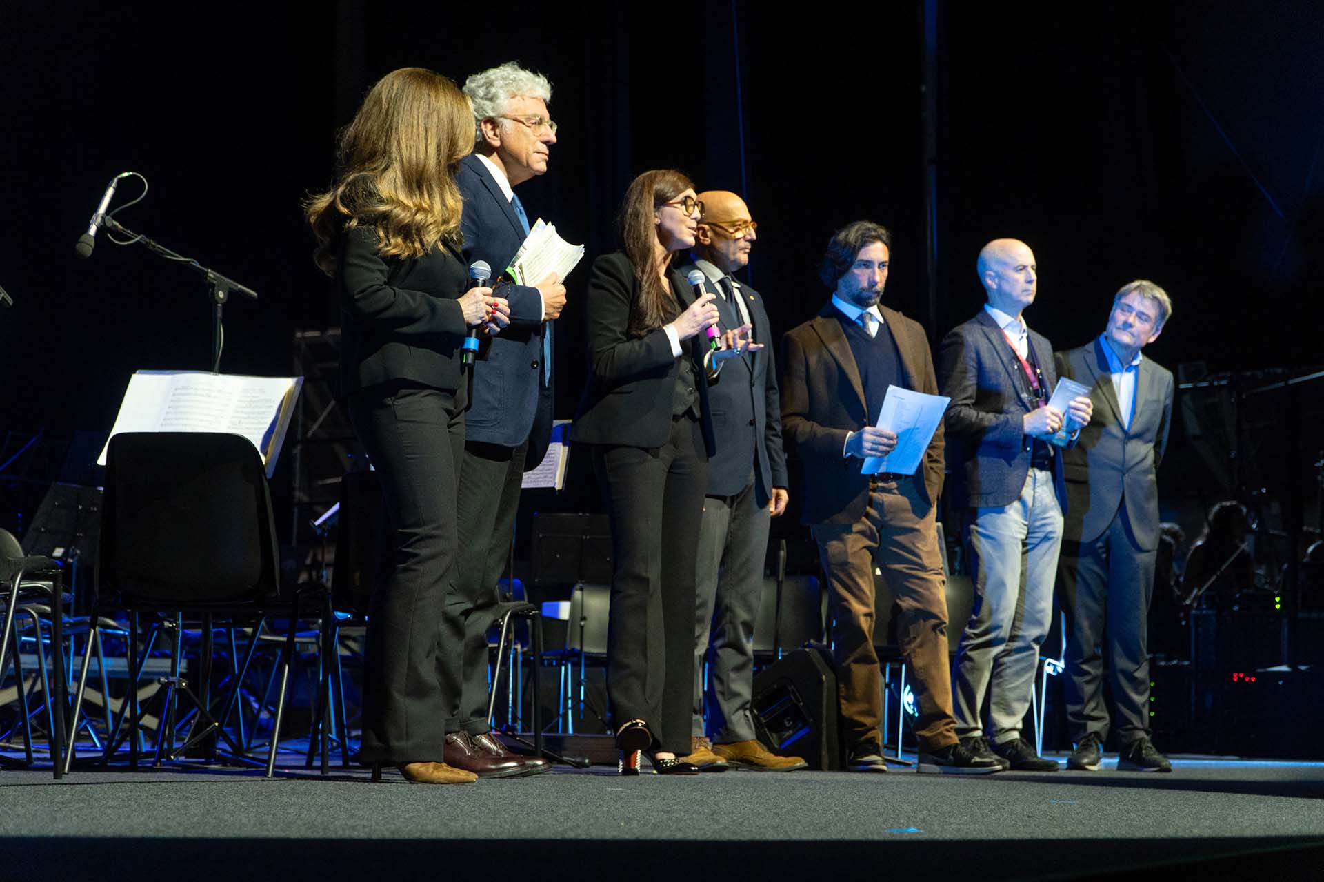 Un gruppo di persone sul palco che presentano alla festa dell'anniversario trentennale di Città della Speranza