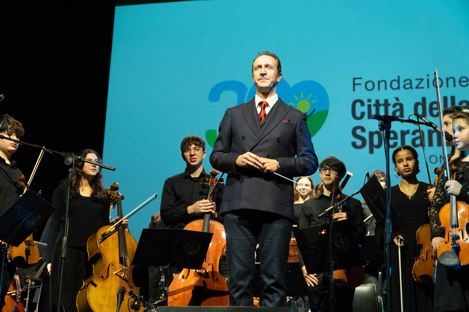 Maestro Fabrizio De Ros che dirige l’Orchestra dei Polli(ci)ni di Padova