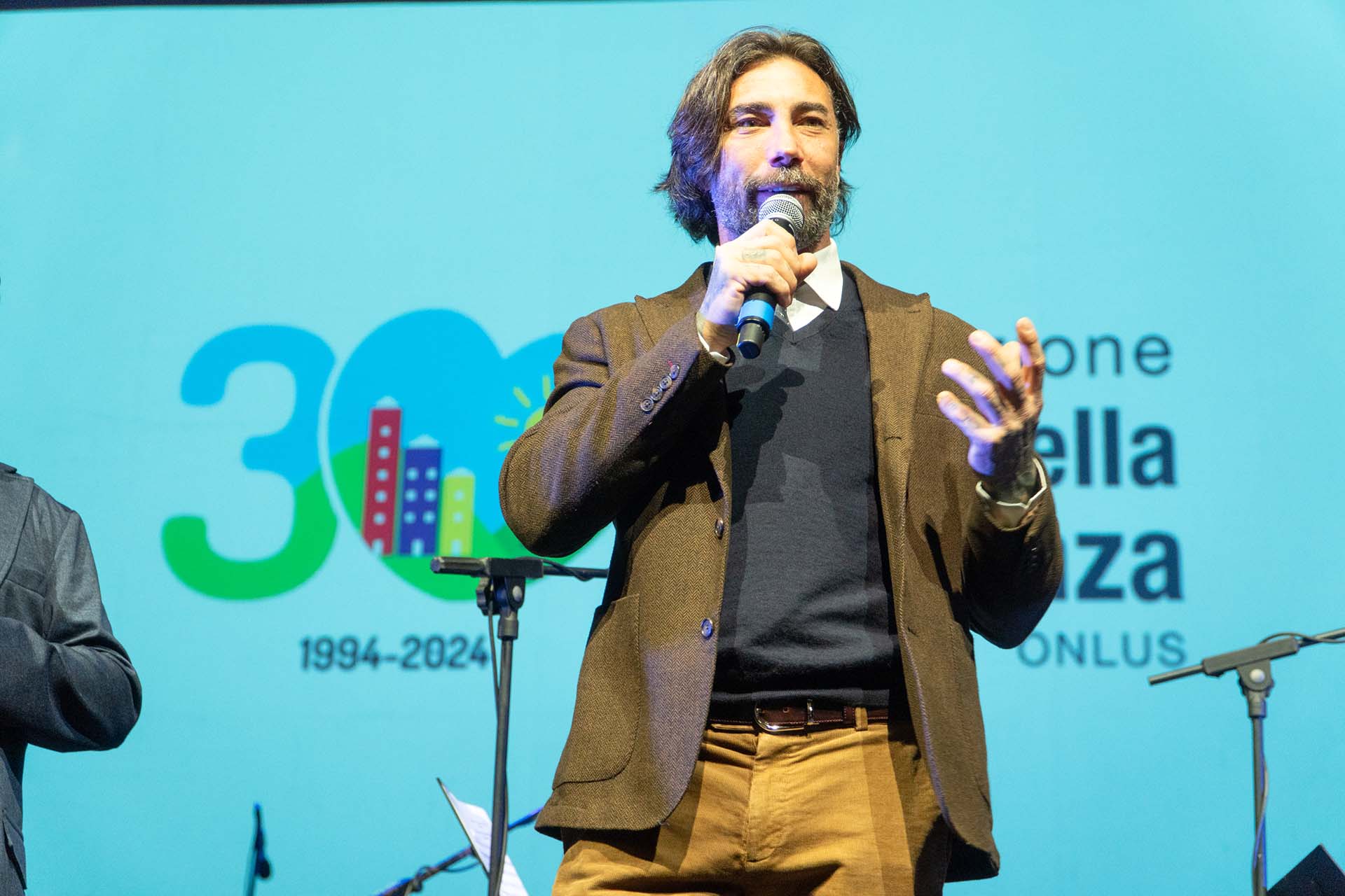 Vittorio Brumotti che parla al microfono