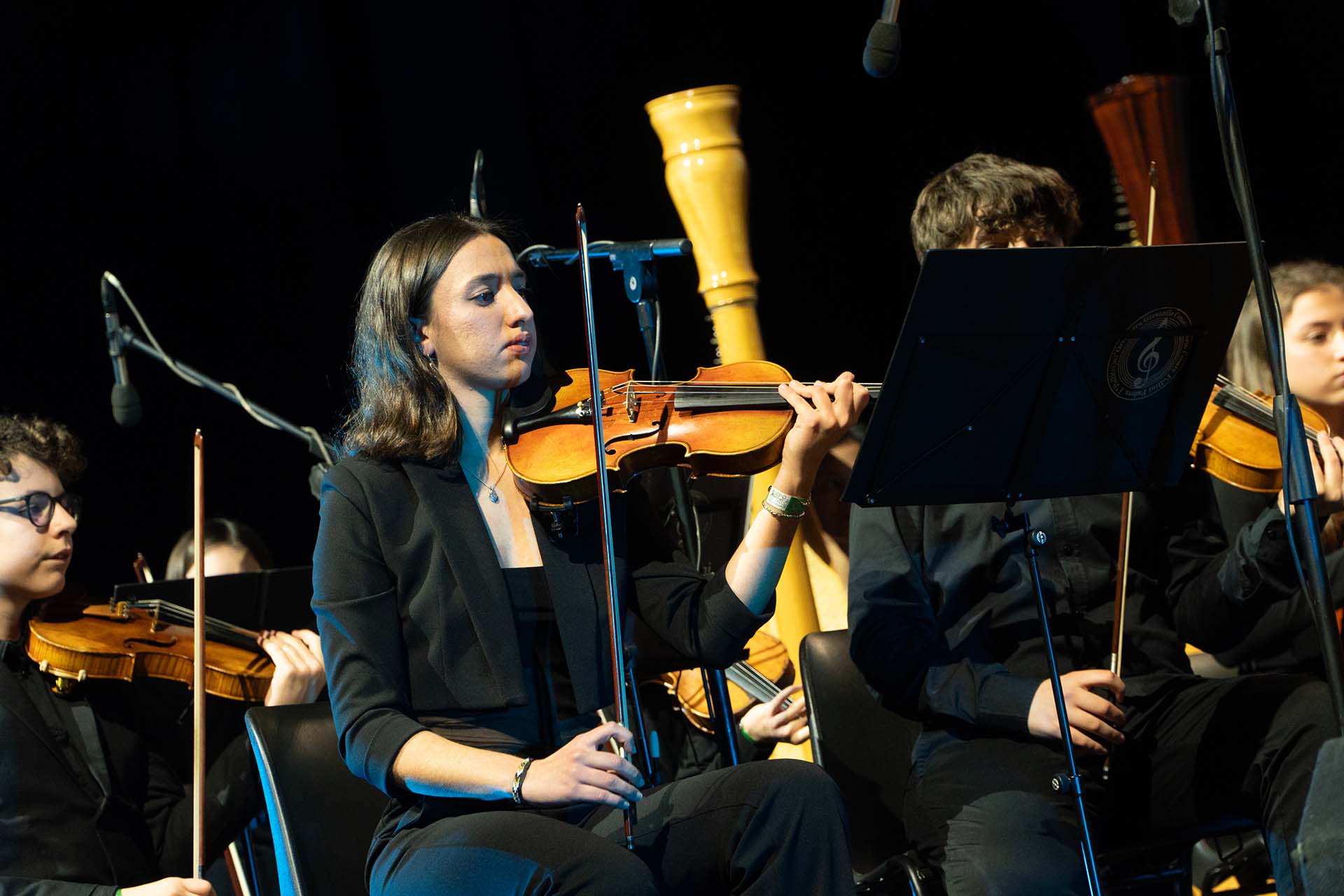 Ragazza che suona il violino dell'Orchestra dei Polli(ci)ni di Padova alla festa dell'anniversario trentennale di Città della Speranza