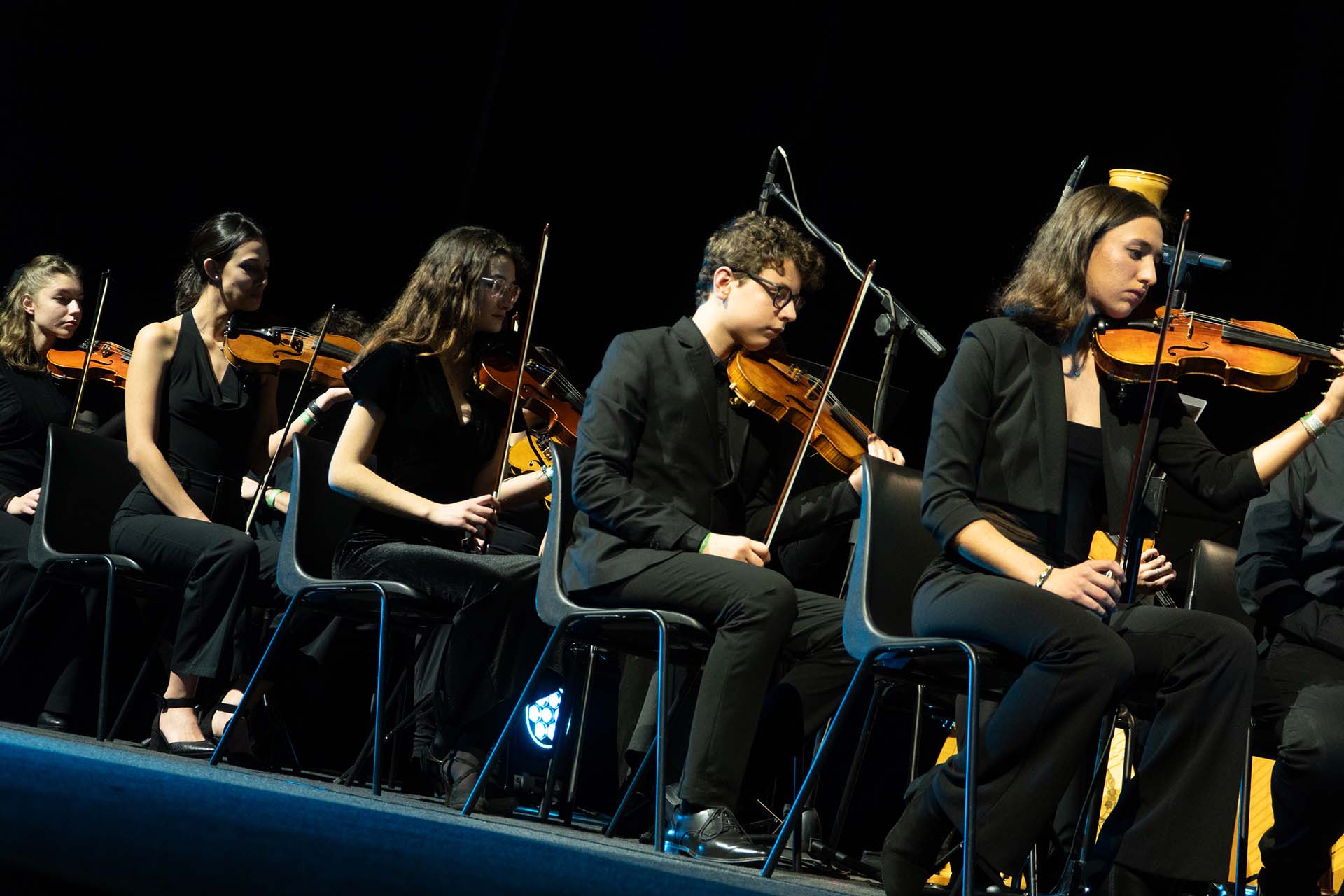 Ragazzi che suonano il violino dell'Orchestra dei Polli(ci)ni di Padova alla festa dell'anniversario trentennale di Città della Speranza