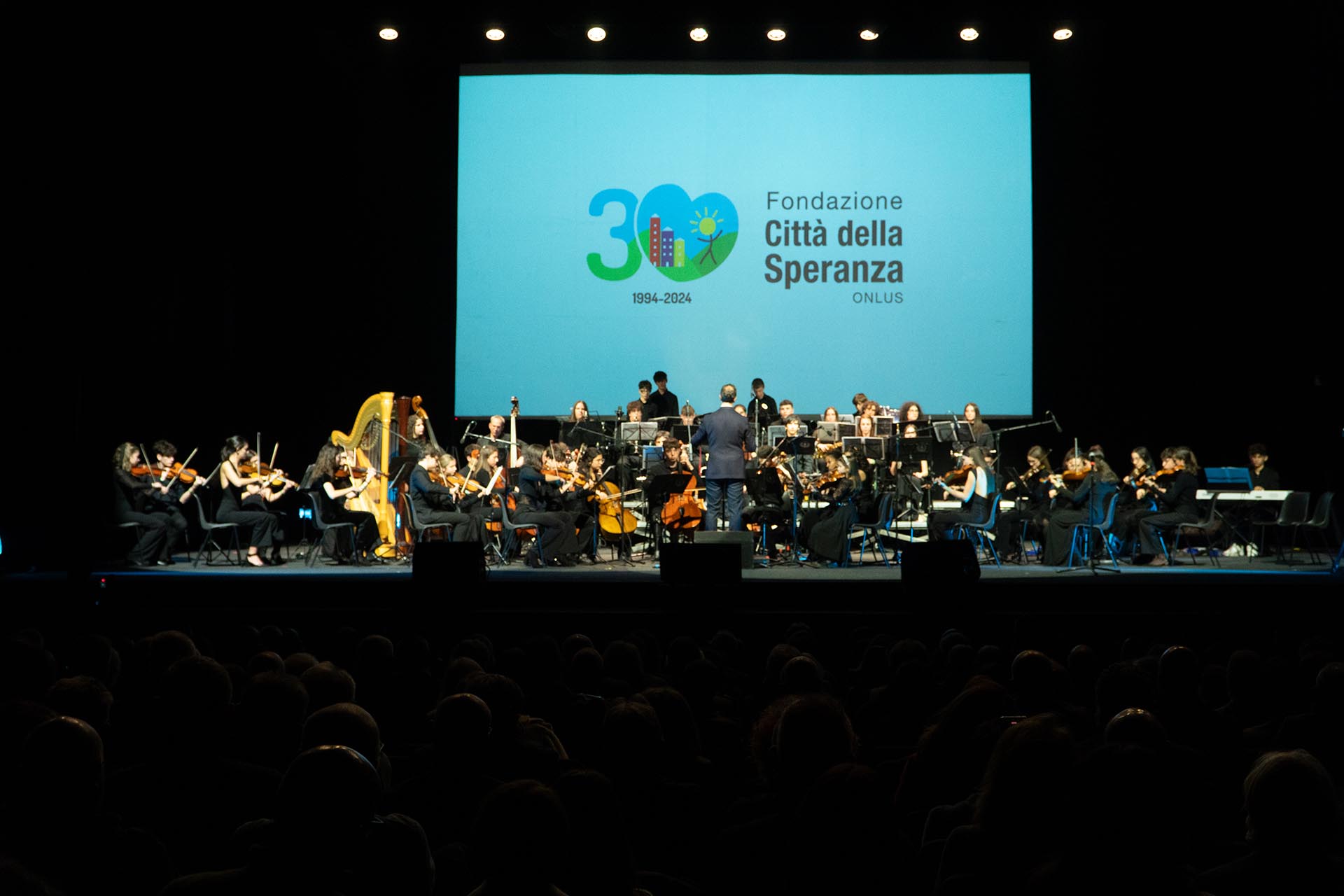 tutto il palco con Maestro Fabrizio De Ros che dirige l’Orchestra dei Polli(ci)ni di Padova