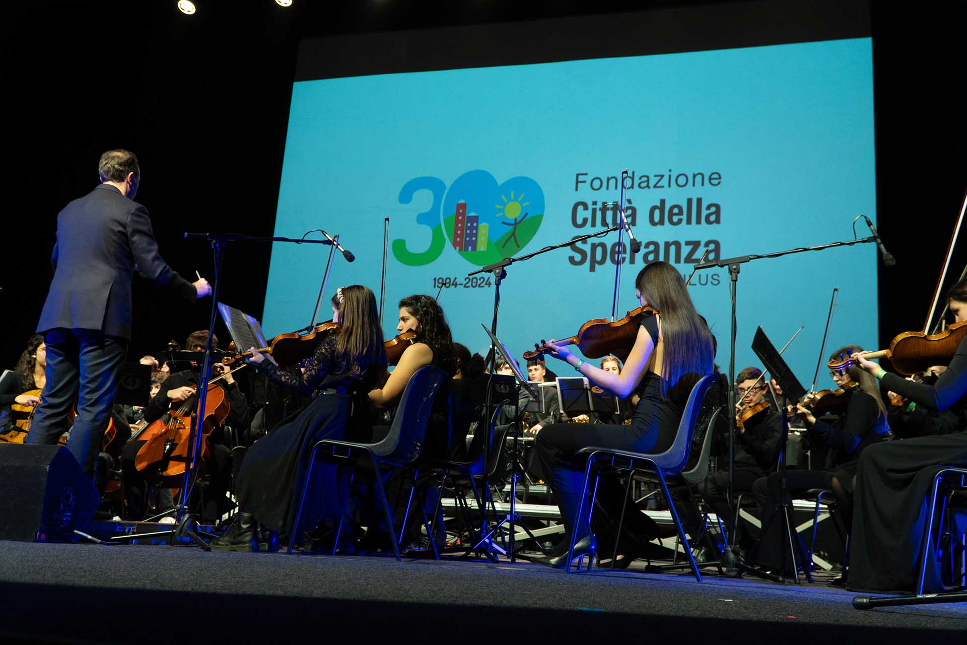 Maestro Fabrizio De Ros che dirige l’Orchestra dei Polli(ci)ni di Padova