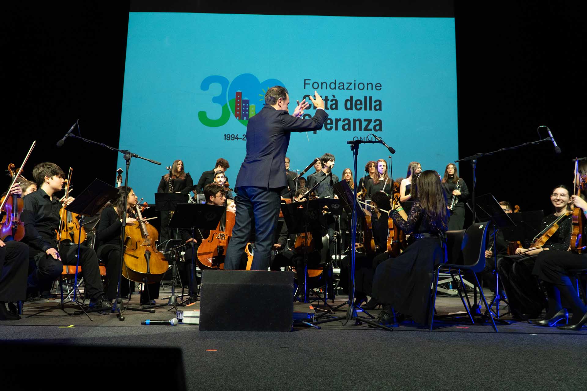 Maestro Fabrizio De Ros che dirige l’Orchestra dei Polli(ci)ni di Padova