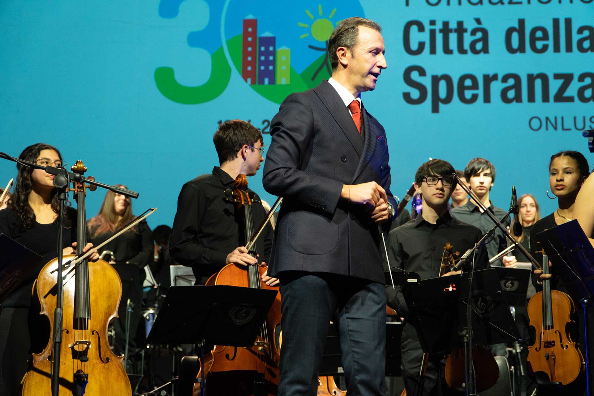 Maestro Fabrizio De Ros che dirige l’Orchestra dei Polli(ci)ni di Padova