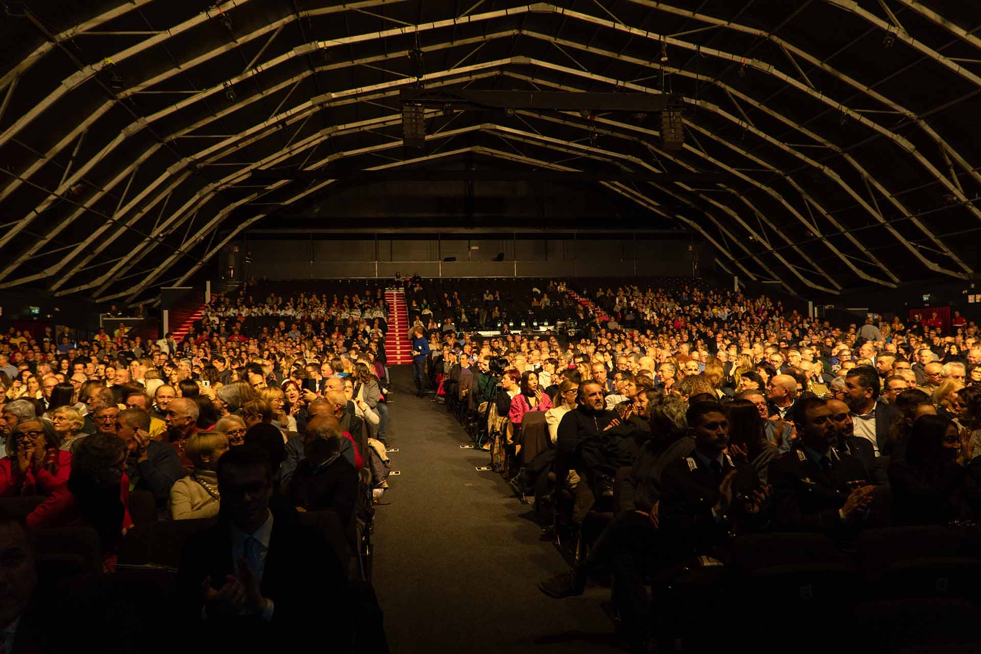 Immagine della sala di Gran Teatro Geox dove si vedono tutte le persone presenti