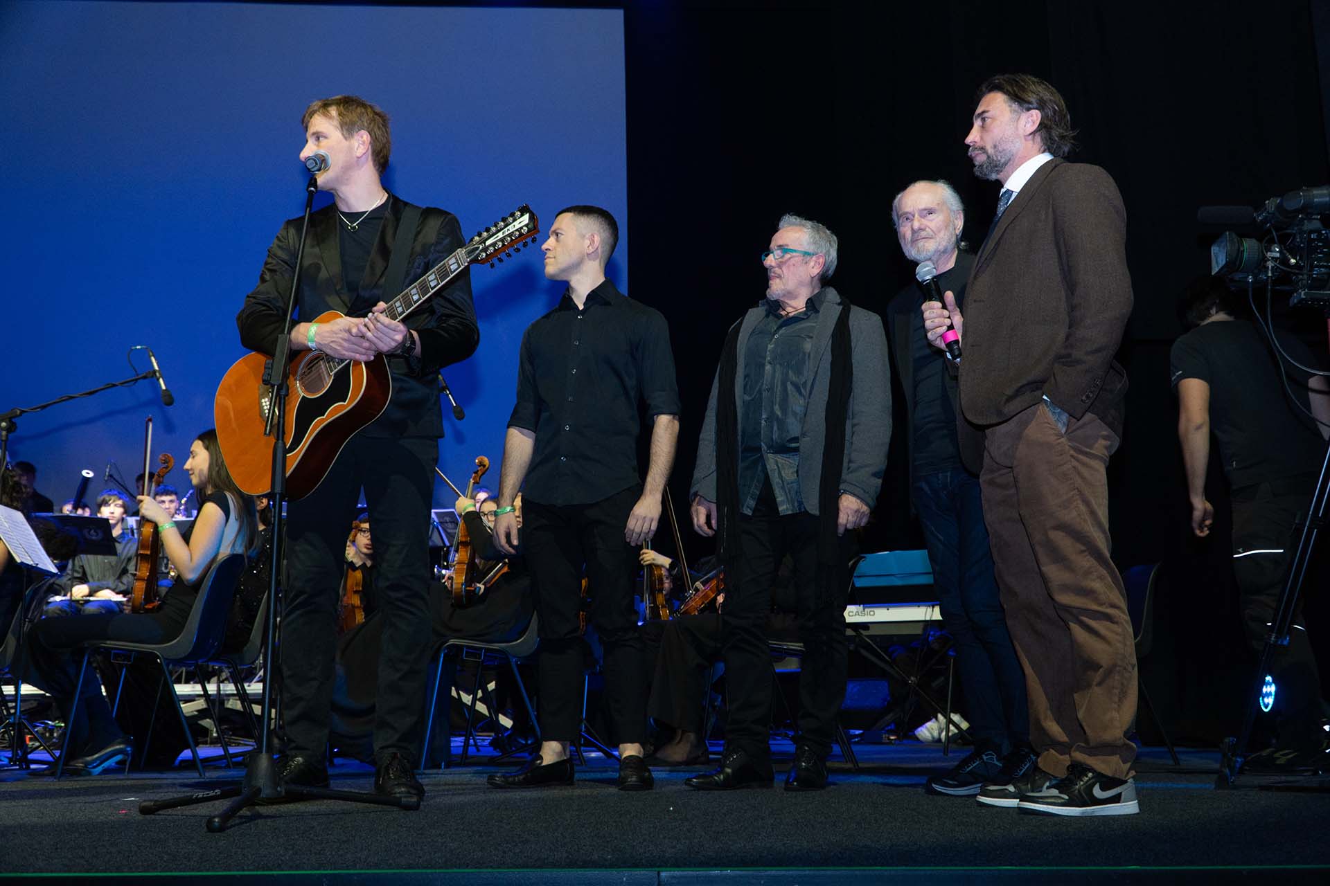 Vittorio Brumotti sul palco per i festeggiamenti dell'anniversario trentennale di Città della Speranza