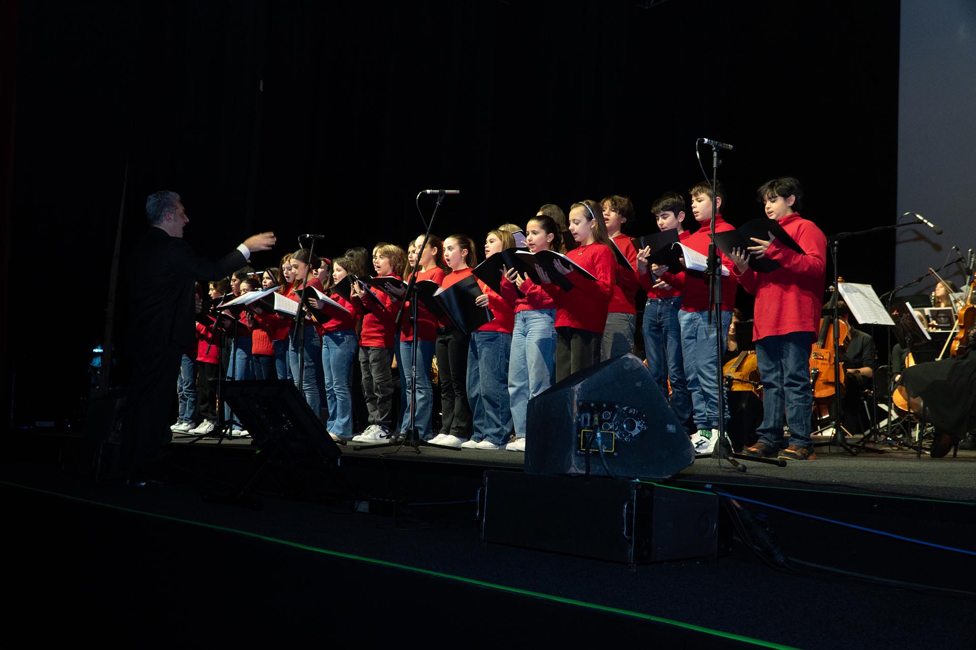 gruppo di bambini che cantano alla festa dell'anniversario trentennale di città della speranza