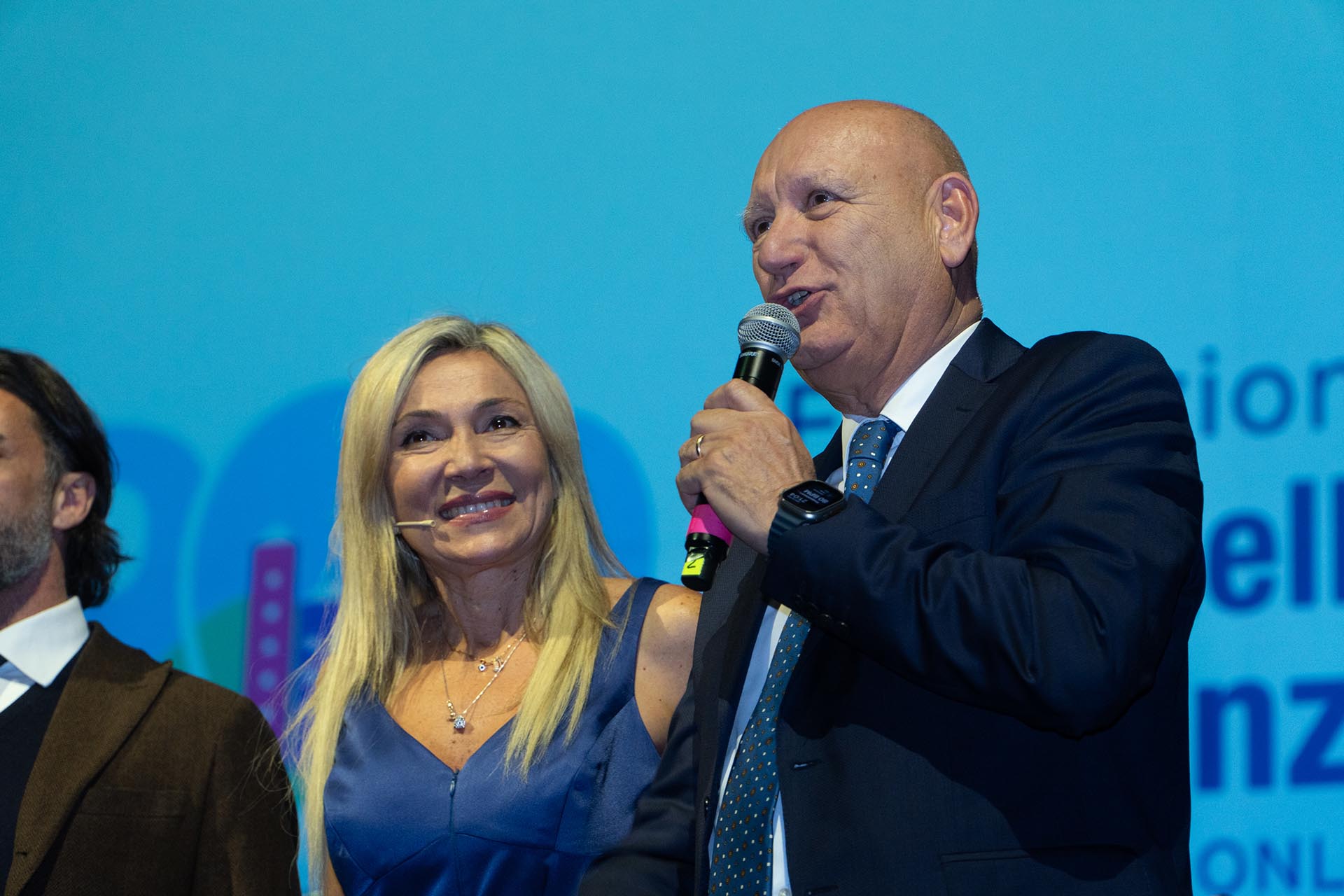 Giovanni Paolino sul palco dell'anniversario trentennale di Città della speranza
