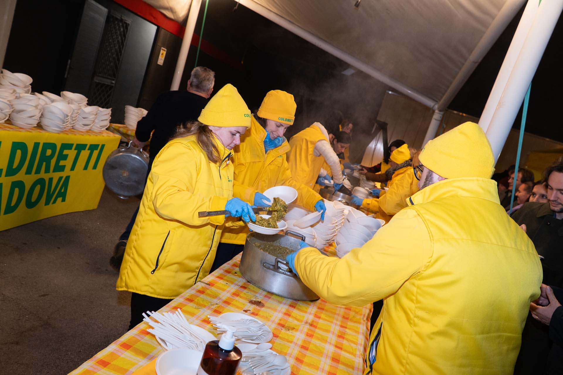 Volontari che servono da mangiare alla festa dell'anniversario trentennale di Città della Speranza