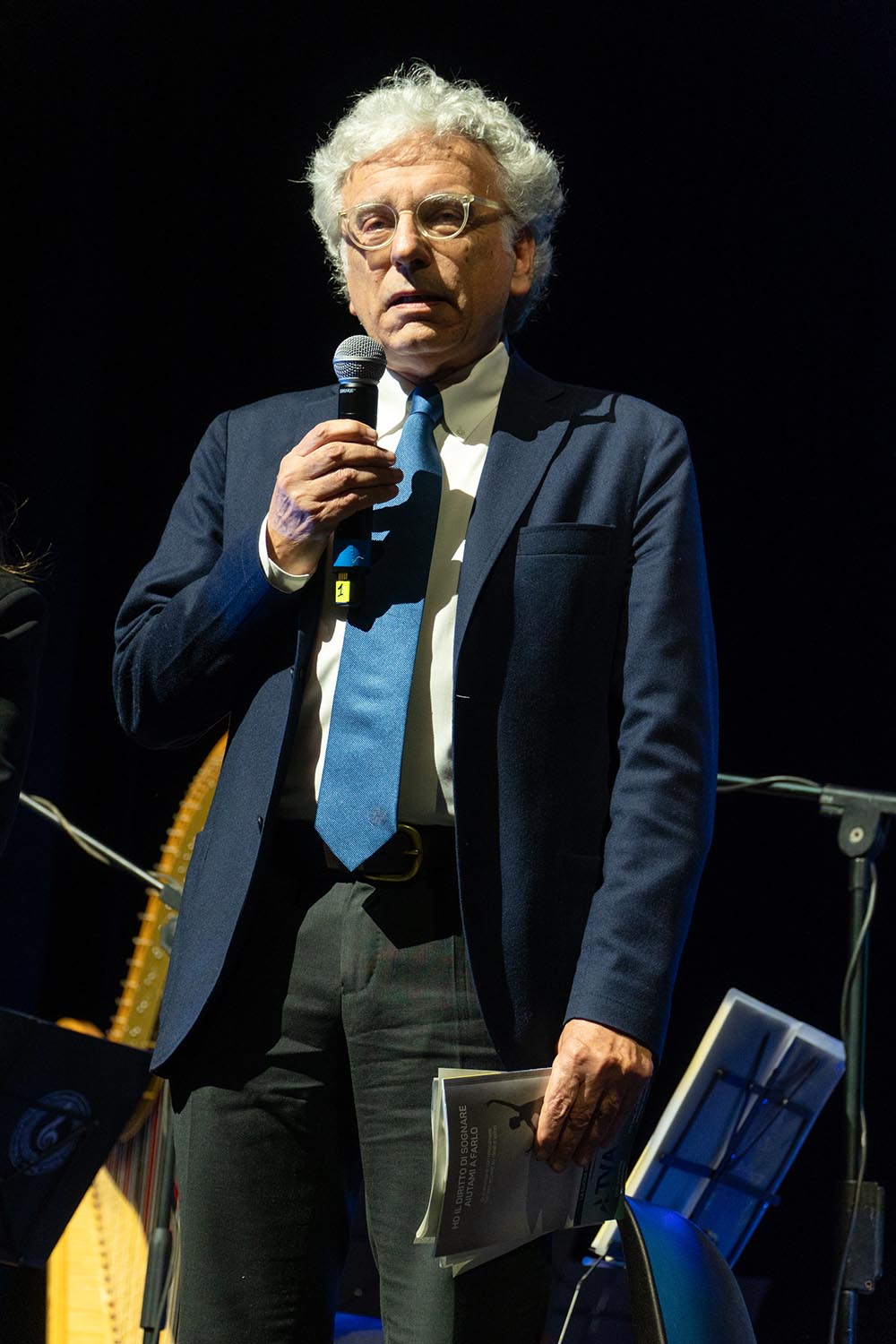 Professor Eugenio Baraldi sul palco dell'anniversario trentennale di Città della Speranza