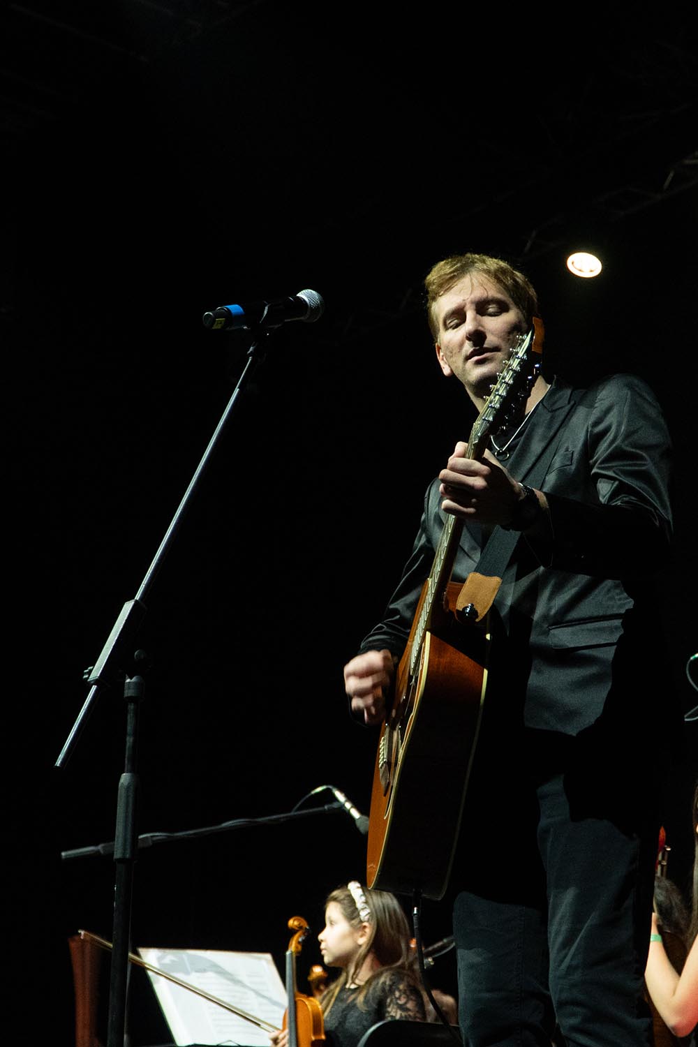 uomo che suona la chitarra