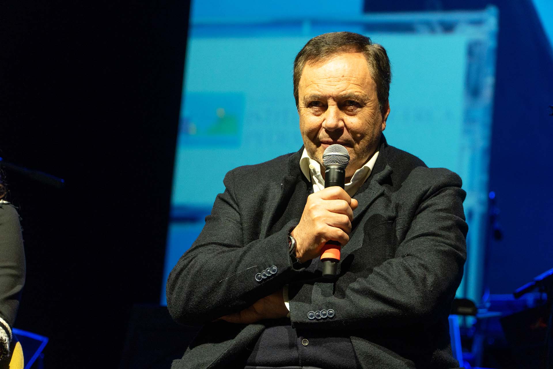 Fondatore di Città della Speranza Franco Masello che parla al microfono