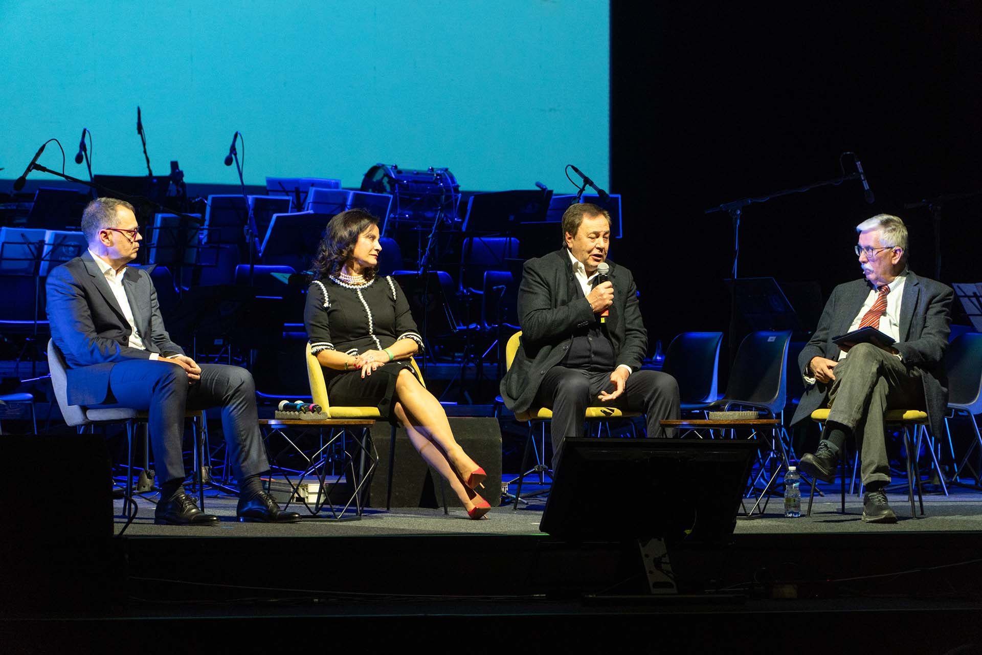 Fondatore Franco Masello che parla con altre persone sul palco alla festa dell'anniversario di Città della Speranza