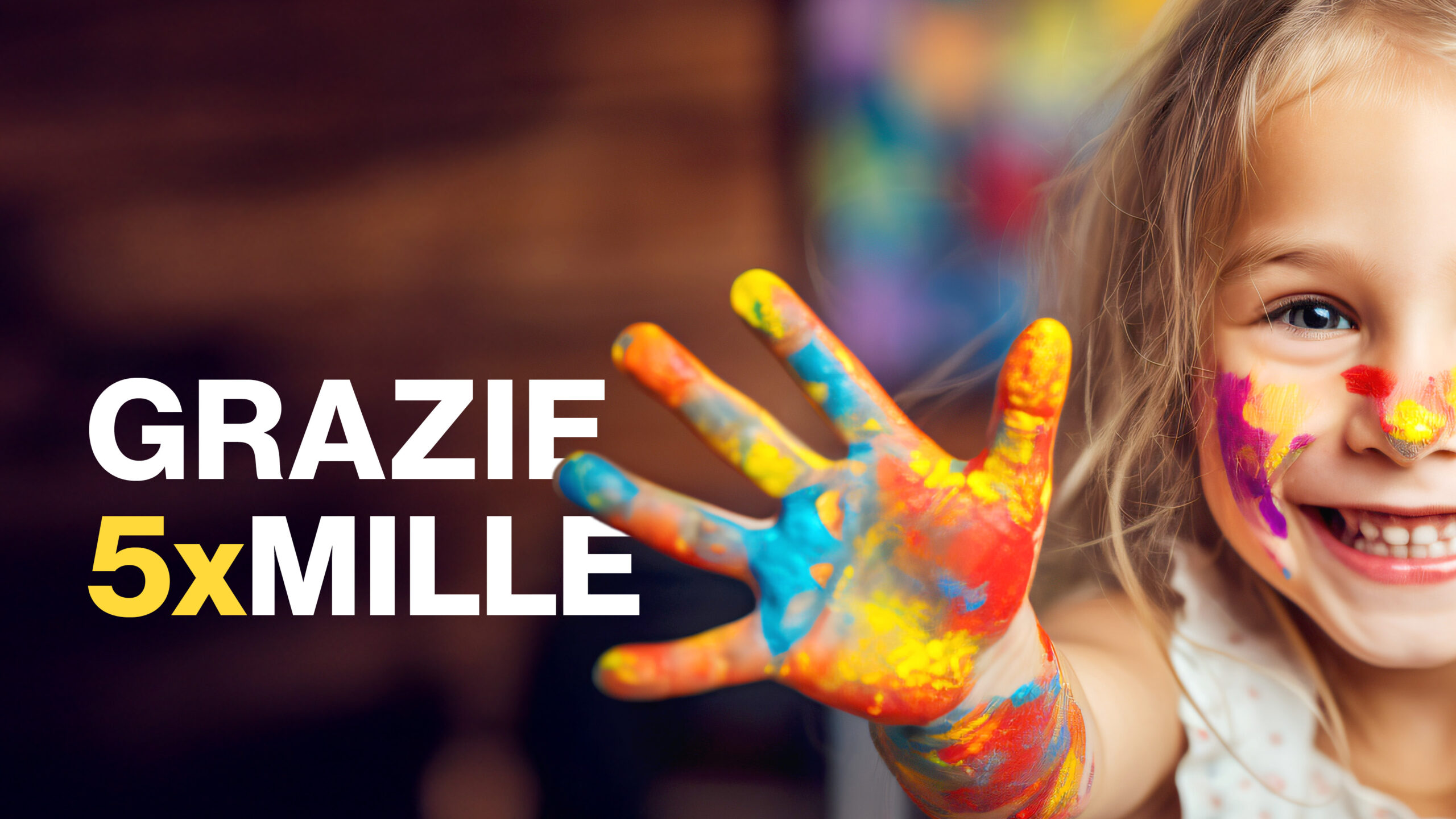 banner per campagna 5xmille con una bambina bionda sorridente e mani colorate