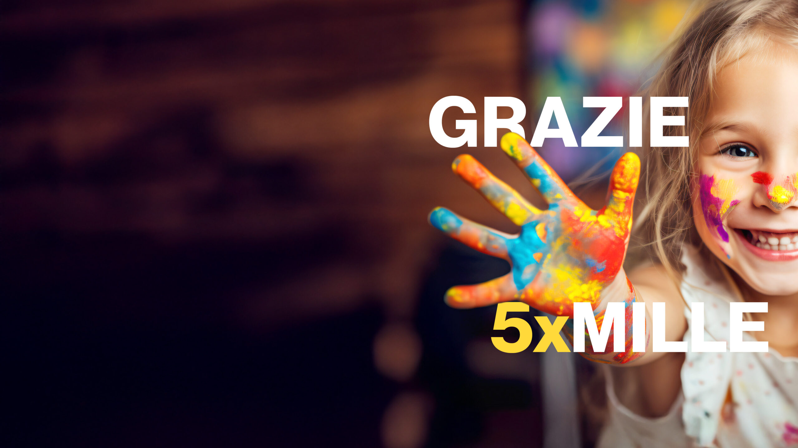 banner per campagna 5xmille con una bambina bionda sorridente e mani colorate