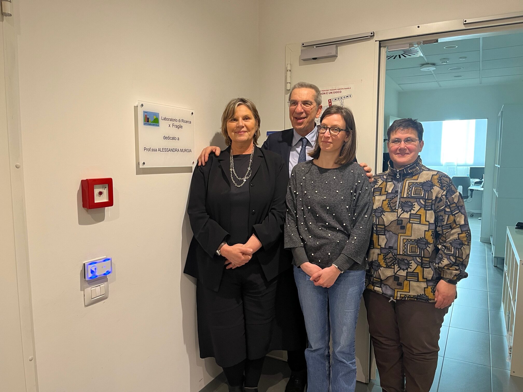 Cerimonia dedicazione laboratorio IRP alla Prof.ssa Murgia. Ingresso del laboratorio di ricerca x fragile