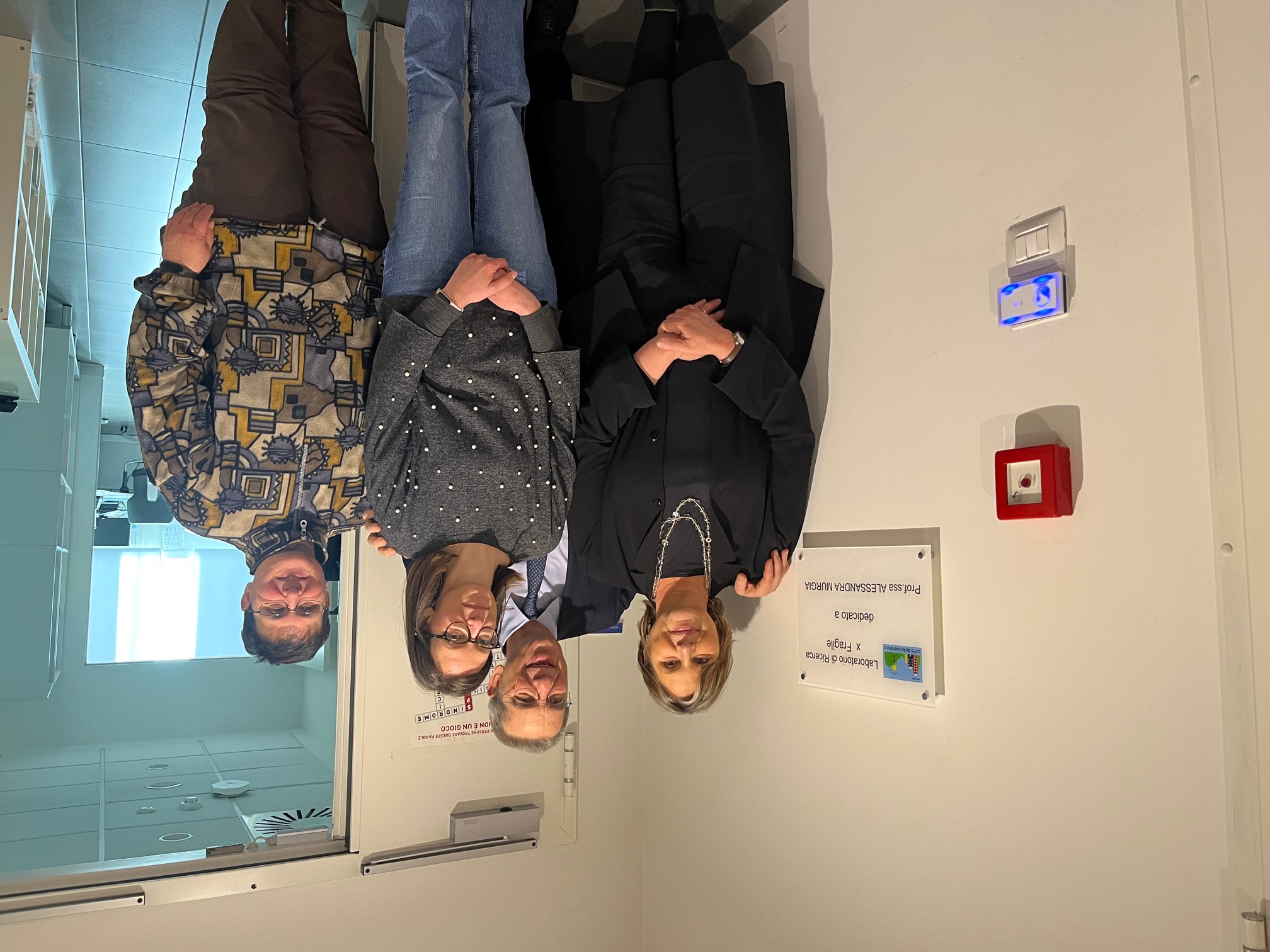 Cerimonia dedicazione laboratorio IRP alla Prof.ssa Murgia. Ingresso del laboratorio di ricerca x fragile