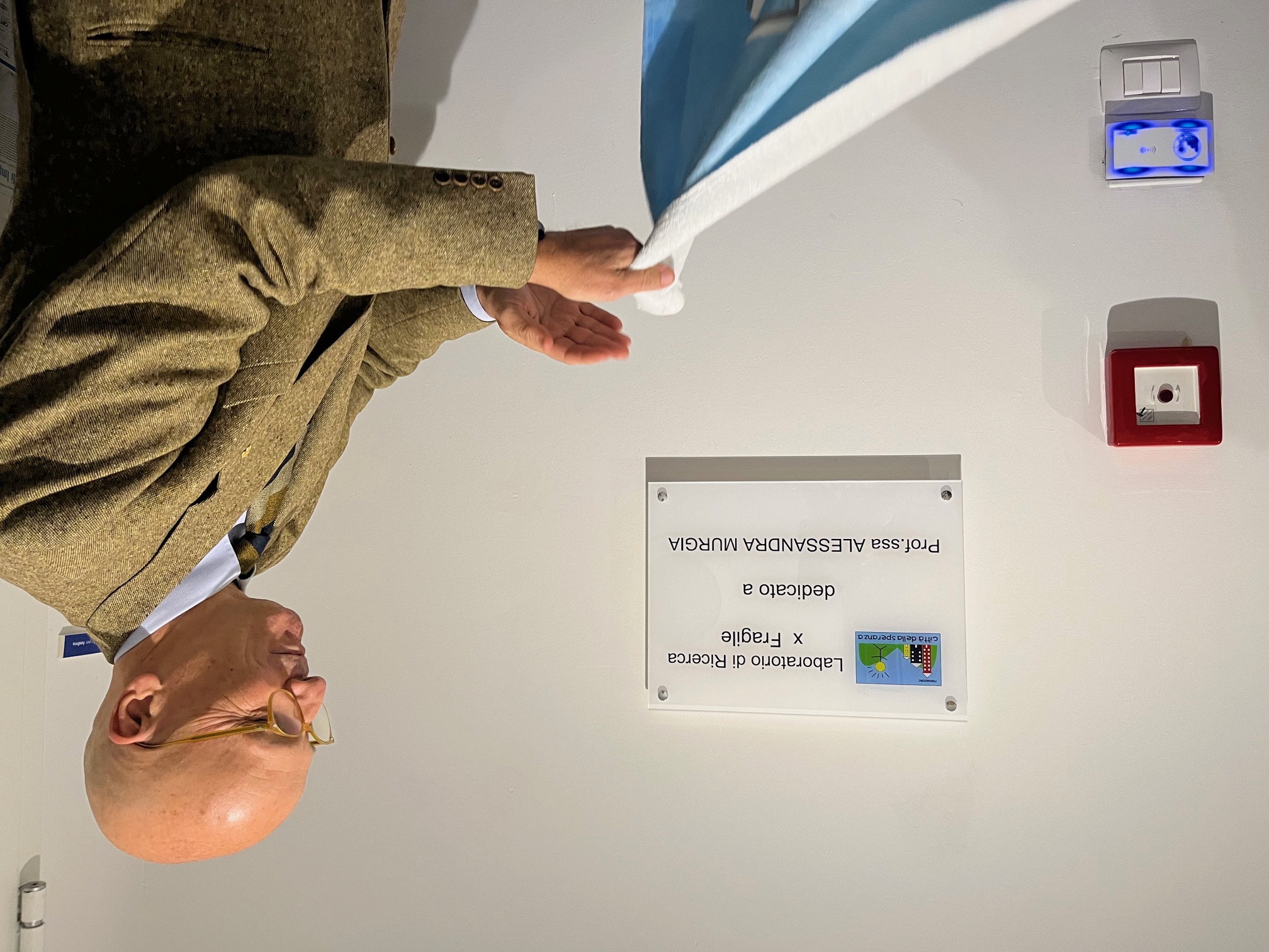 Lo svelamento della targa dedicata alla Prof.ssa Murgia dentro l'istituto di ricerca pediatrica IRP