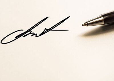 un pezzo di carta e una penna che ha fatto una firma