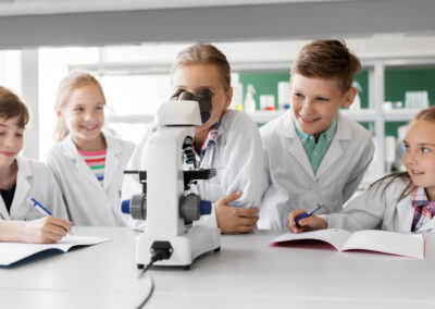 bambini che fanno ricerca in laboratorio