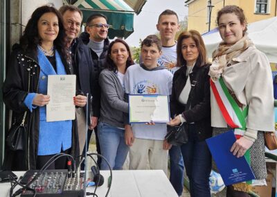 un gruppo di persone a un evento dove sono presente le colombe per pasqua di Città della speranza