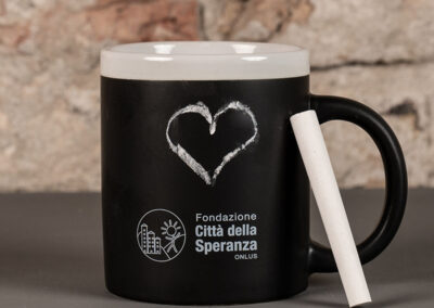 Tazza nera con il gesso per scrivere sulla tazza
