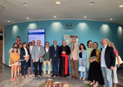 Il cardinale Pietro Parolin insieme a alcune persone che fanno parte dell'istituto di Ricerca pediatrica di Padova