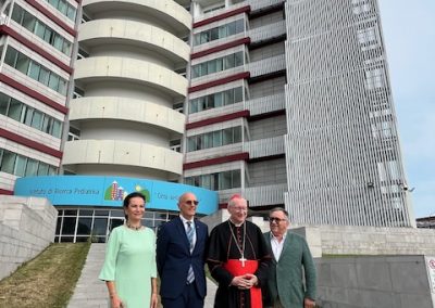 Il cardinale Parolin davanti all'ingresso di Città della Speranza