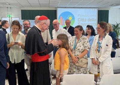 Il cardinale Pietro Parolin visita l'istituto di ricerca pediatrica di Padova