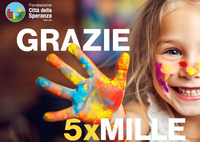 Bambina sorridente con il viso e la mano dipinti con colori vivaci. In alto a sinistra il logo della Fondazione Città della Speranza ONLUS. Testo sovrapposto: "GRAZIE 5xMILLE".