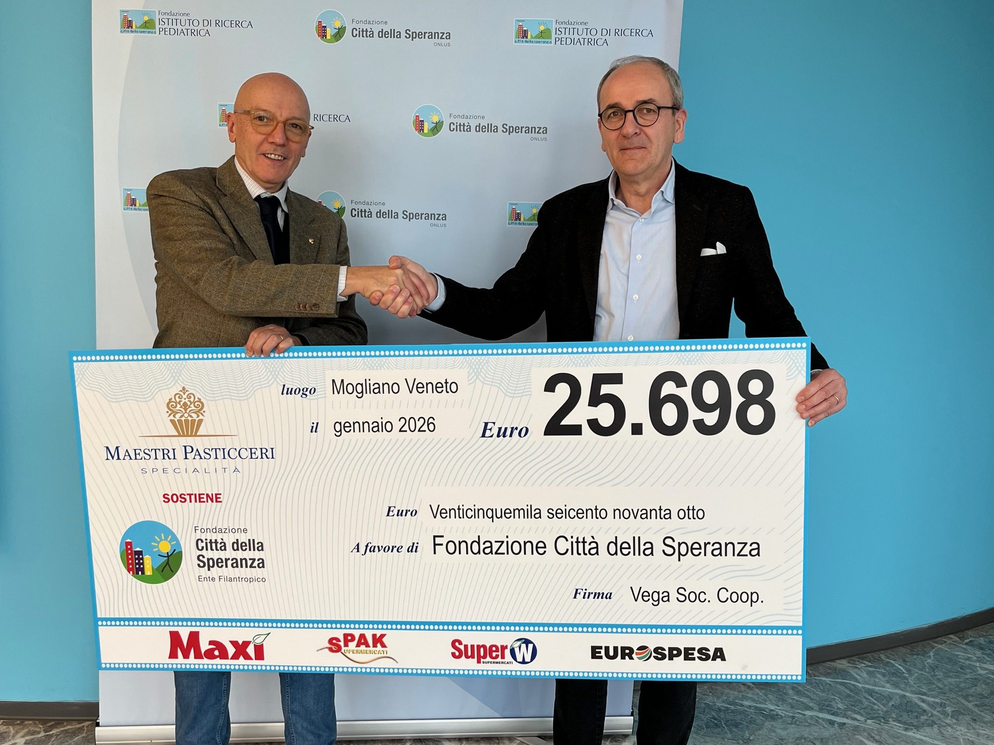 Donazione Gruppo Vega - sx Gen Lupi AD IRP, dx Maurizio Criveller Gruppo Vega
